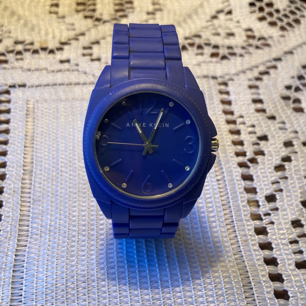 Blues silicon watch Anne Klein , it needs new battery.